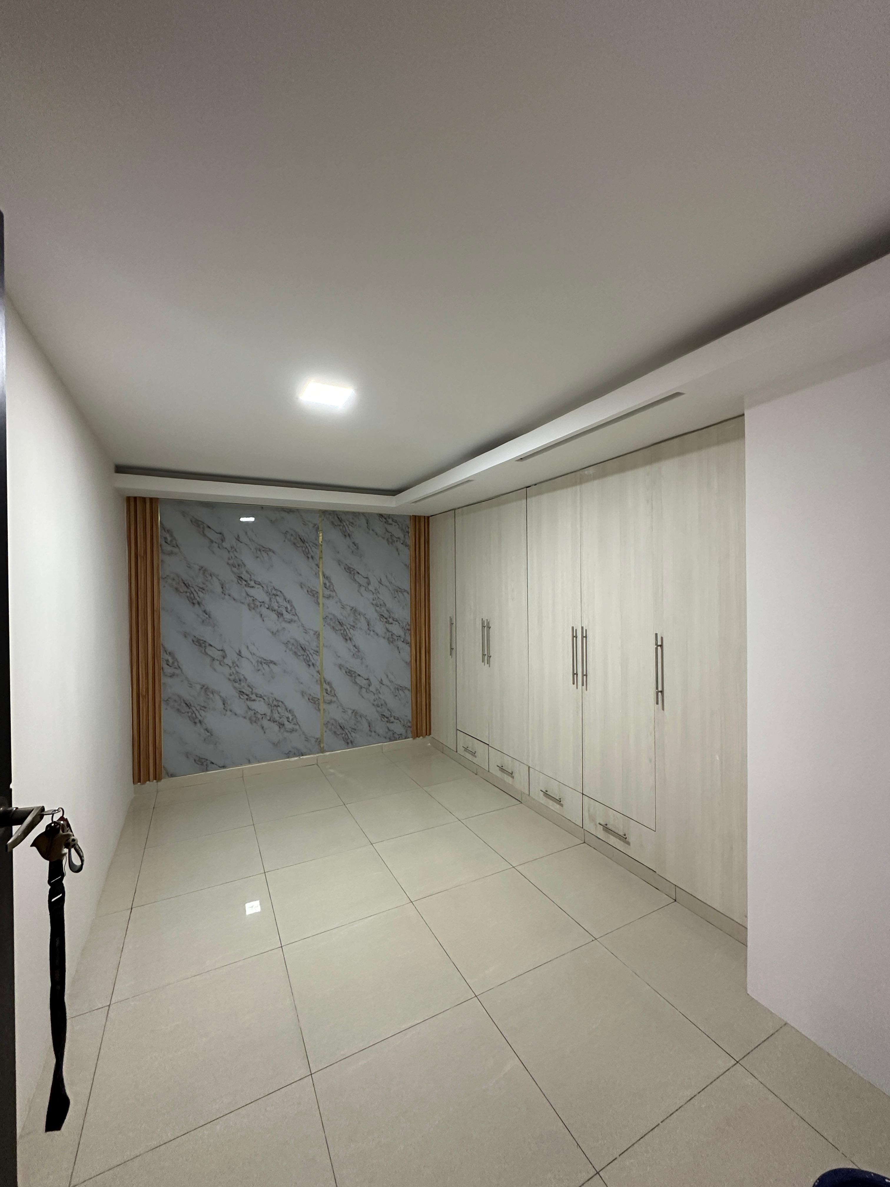 Dormitorio con pared de mármol y closets