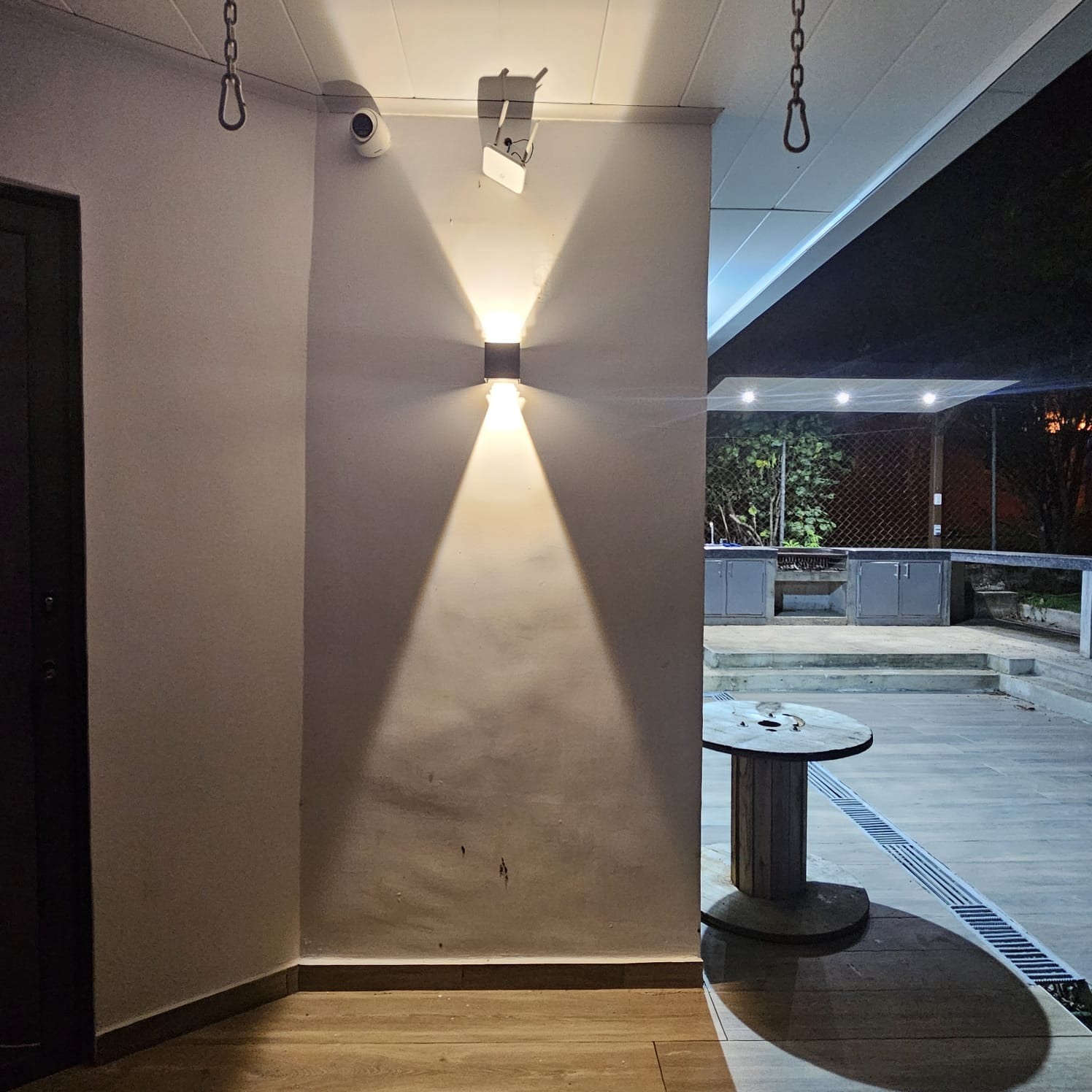 Aplique decorativo con patrón de luz dramático