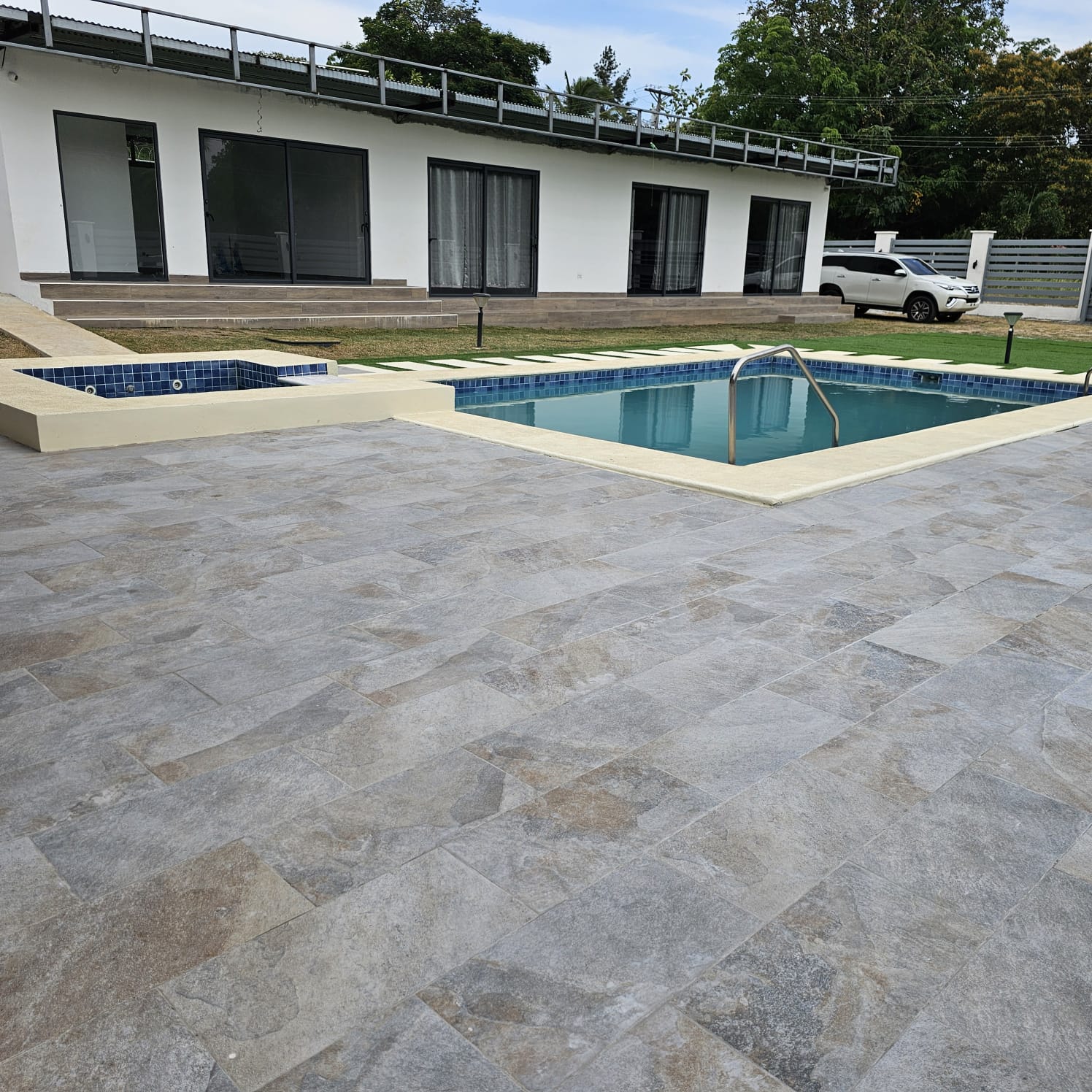 Deck de piedra natural con piscina
