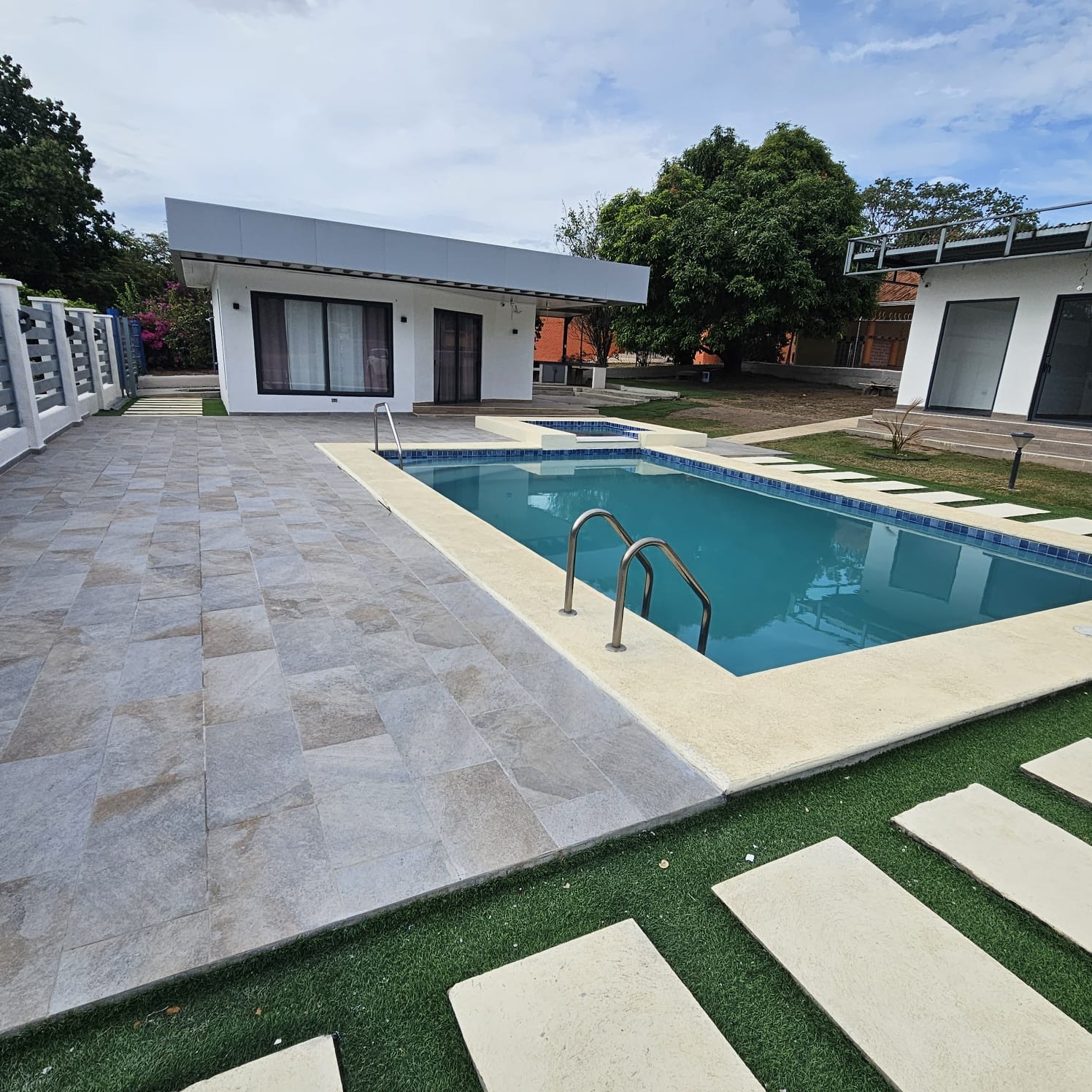 Piscina y fachada exterior terminada